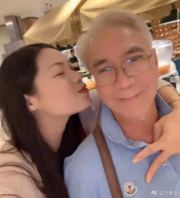 爺孫戀!72歲戲骨迎娶36歲女友,贈送7套房產,自曝性生活和諧