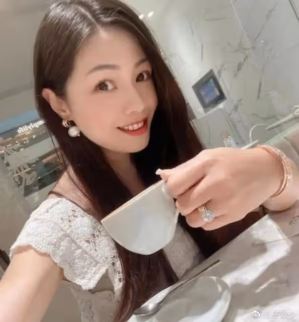 爺孫戀!72歲戲骨迎娶36歲女友,贈送7套房產,自曝性生活和諧