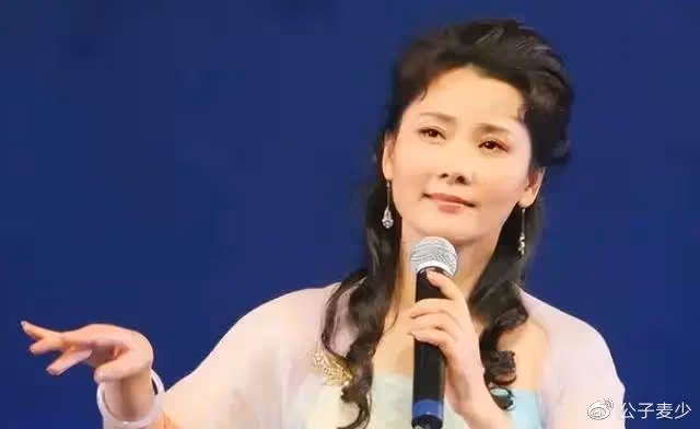 何賽飛怒批行業現狀，字字戳心，丁克十年意外懷孕，被婆婆寵成寶