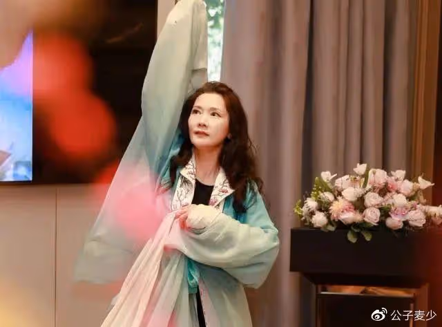 何賽飛怒批行業現狀，字字戳心，丁克十年意外懷孕，被婆婆寵成寶