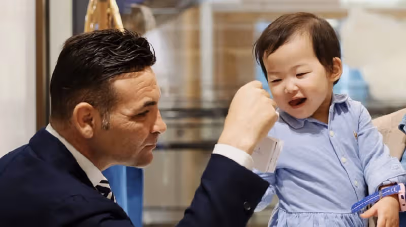 朱珠錄浪姐老公帶娃上班，1歲女兒和老外互動，笑容治癒神似媽媽