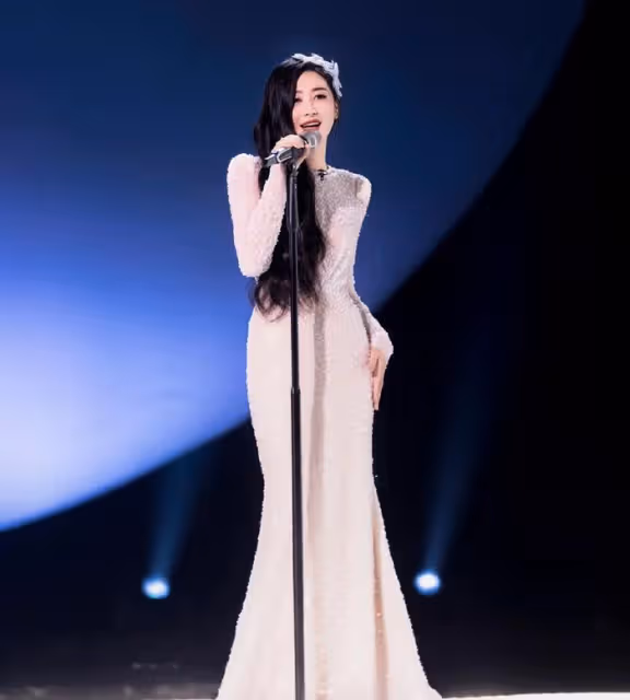 朱珠錄浪姐老公帶娃上班,1歲女兒和老外互動,笑容治癒神似媽媽