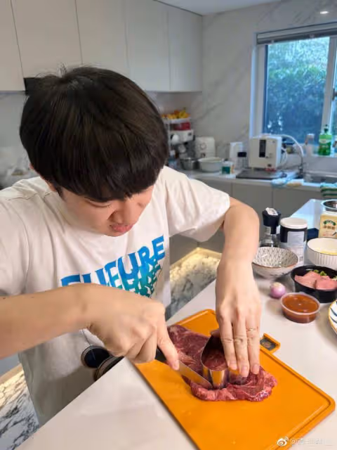 明星過「520」秀恩愛!張兆輝曬愛的表白,王祖藍親下廚討妻歡心
