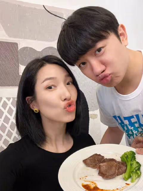 明星過「520」秀恩愛!張兆輝曬愛的表白,王祖藍親下廚討妻歡心