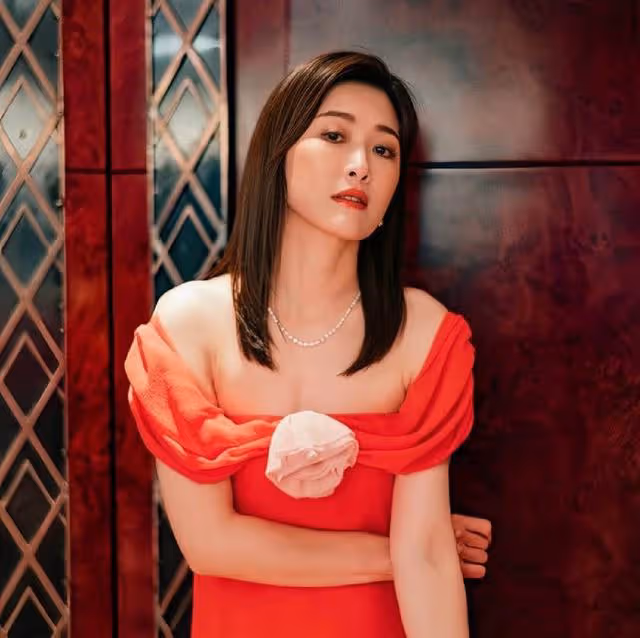 香港知名女星與兒子嘴對嘴親吻惹爭議，婚後罕見與丈夫同框秀恩愛