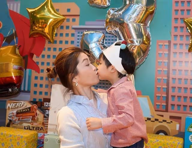 香港知名女星與兒子嘴對嘴親吻惹爭議，婚後罕見與丈夫同框秀恩愛