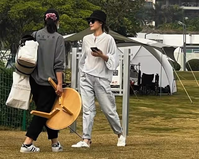 香港知名女星與兒子嘴對嘴親吻惹爭議,婚後罕見與丈夫同框秀恩愛