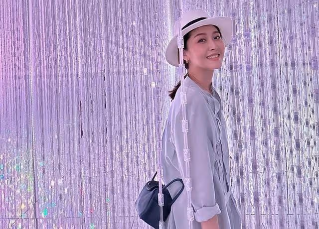 香港知名女星與兒子嘴對嘴親吻惹爭議,婚後罕見與丈夫同框秀恩愛