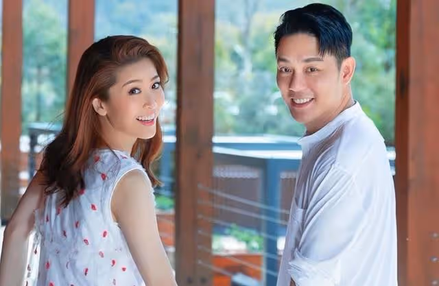 香港知名女星與兒子嘴對嘴親吻惹爭議,婚後罕見與丈夫同框秀恩愛