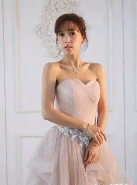TVB混血兒小花聽網友意見,為變漂亮矯正牙齒,入行多年發展平平