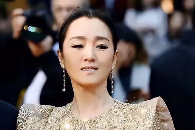 鞏俐攜老公走坎城紅毯,紅袍加身似女王,獲「國寶」級待遇引熱議