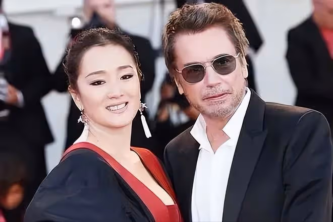 鞏俐攜老公走坎城紅毯,紅袍加身似女王,獲「國寶」級待遇引熱議