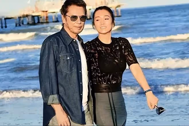 鞏俐攜老公走坎城紅毯,紅袍加身似女王,獲「國寶」級待遇引熱議