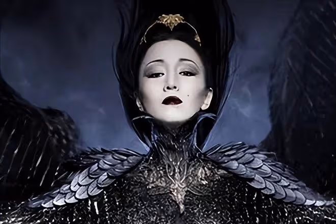鞏俐攜老公走坎城紅毯,紅袍加身似女王,獲「國寶」級待遇引熱議