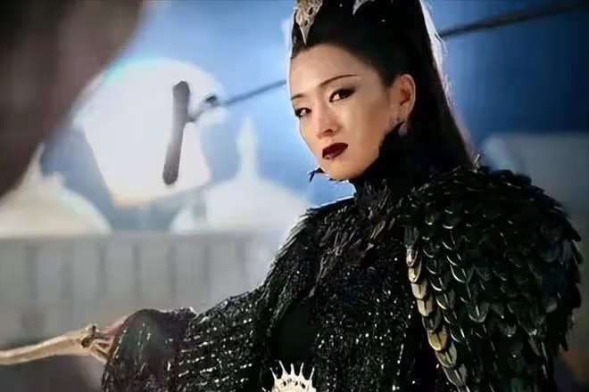 鞏俐攜老公走坎城紅毯,紅袍加身似女王,獲「國寶」級待遇引熱議