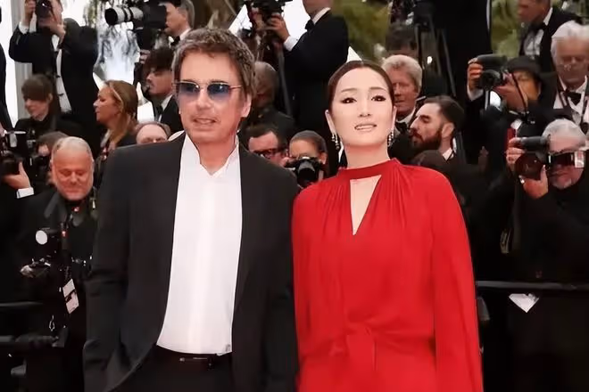鞏俐攜老公走坎城紅毯，紅袍加身似女王，獲「國寶」級待遇引熱議