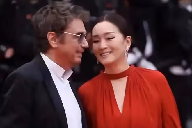 鞏俐攜老公走坎城紅毯，紅袍加身似女王，獲「國寶」級待遇引熱議