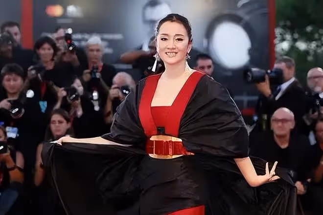 鞏俐攜老公走坎城紅毯,紅袍加身似女王,獲「國寶」級待遇引熱議