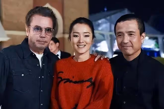 鞏俐攜老公走坎城紅毯,紅袍加身似女王,獲「國寶」級待遇引熱議