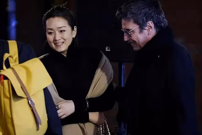 鞏俐攜老公走坎城紅毯,紅袍加身似女王,獲「國寶」級待遇引熱議
