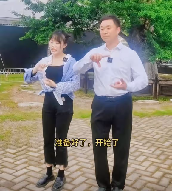 「挖呀挖」黃老師出新歌,相貌與身材再一次成為討論的焦點