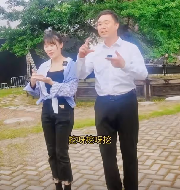 「挖呀挖」黃老師出新歌,相貌與身材再一次成為討論的焦點