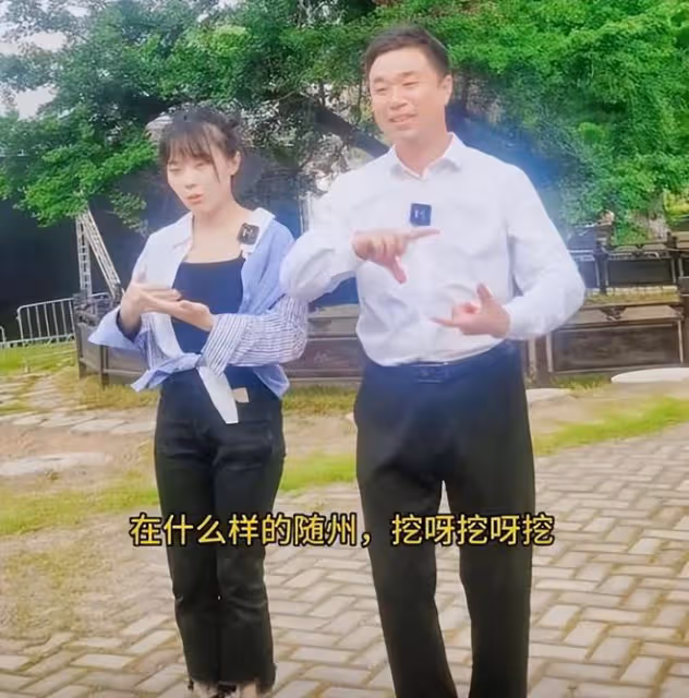 「挖呀挖」黃老師出新歌，相貌與身材再一次成為討論的焦點