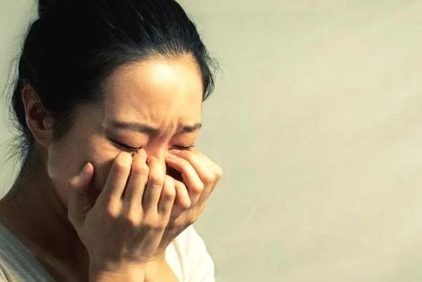 哥哥去世4年！「我娶了嫂子」她卻從不開口說話，溝通全靠簡訊和字條！直到兒子1歲「她說的第1句話」讓我崩潰痛哭....