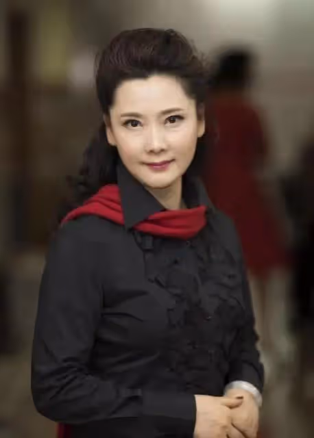 這一次,一向嬌滴滴的何賽飛怒了,明星收入的「底褲」都被扒掉了