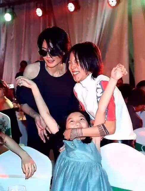 這一次,王菲李嫣母女倆給沉溺於內卷育兒方式的家庭,敲響了警鐘