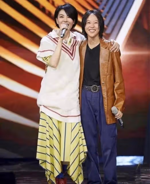 這一次,王菲李嫣母女倆給沉溺於內卷育兒方式的家庭,敲響了警鐘