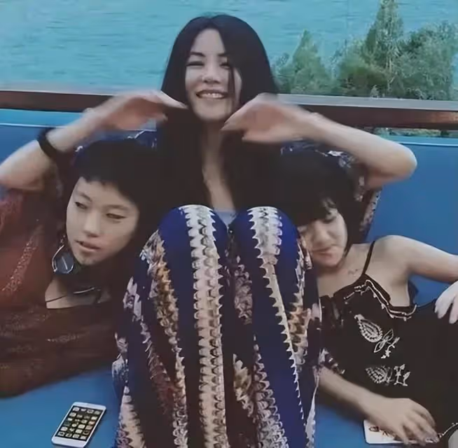 這一次,王菲李嫣母女倆給沉溺於內卷育兒方式的家庭,敲響了警鐘