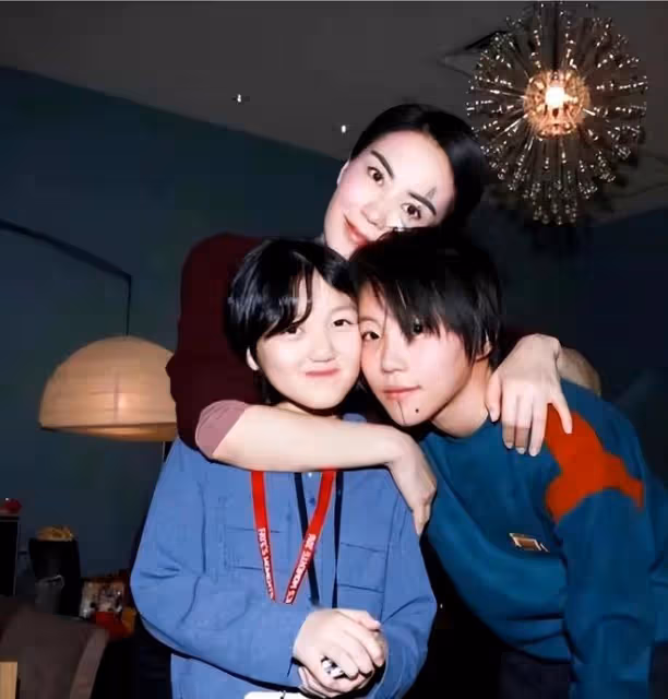 這一次,王菲李嫣母女倆給沉溺於內卷育兒方式的家庭,敲響了警鐘