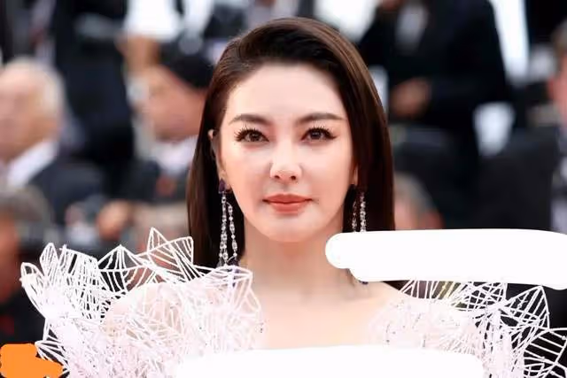 扔項鍊,雙開門,坎城紅毯上的明星,挨個把臉丟了個遍