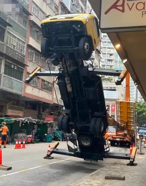 突發!黃渤倪妮劇組8人高空跌落重傷,現場出現血跡一人陷入昏迷