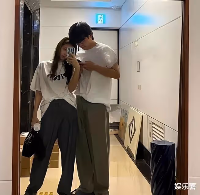 頂流韓團BTS和BP的top成員戀愛了,金泰亨金珍妮約會被目擊,轟動全球