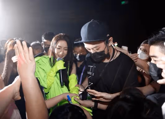 TVB女星開唱疑被摸大腿！挑戰性感極限！賭王之子竟然也現身