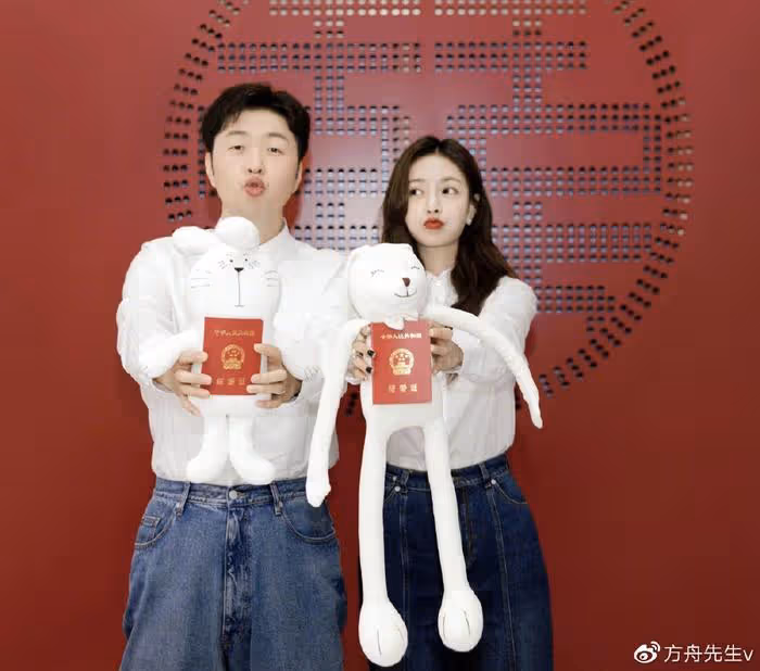 杜海濤520送200元玫瑰花被吐槽廉價,沈夢辰曬恩愛同框,發文極力護夫