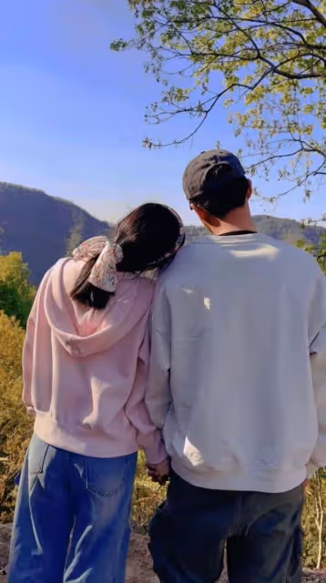 杜淳慶生甜蜜秀恩愛!緊摟老婆大方親吻,女方一臉嬌羞白嫩似少女