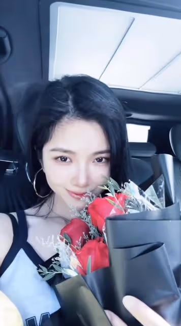 杜淳慶生甜蜜秀恩愛!緊摟老婆大方親吻,女方一臉嬌羞白嫩似少女