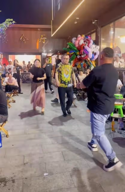尹相傑夫婦頻現路邊大排檔商演!被曝出場費沒談攏,疑變臉不登台