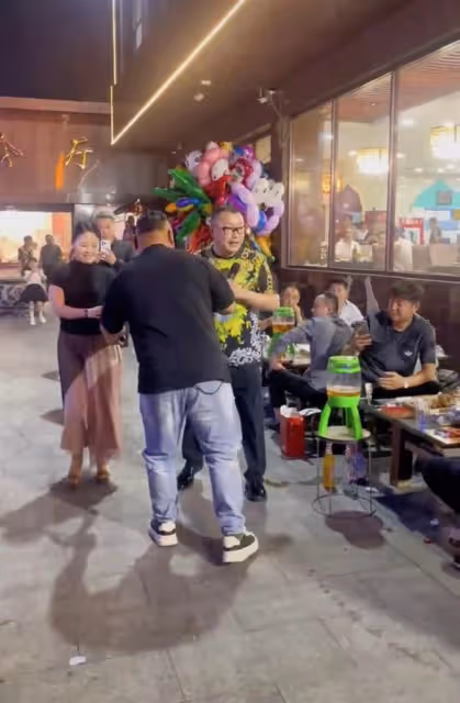 尹相傑夫婦頻現路邊大排檔商演!被曝出場費沒談攏,疑變臉不登台