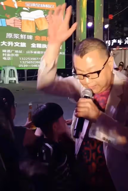 尹相傑夫婦頻現路邊大排檔商演!被曝出場費沒談攏,疑變臉不登台