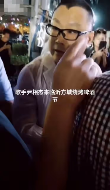 尹相傑夫婦頻現路邊大排檔商演!被曝出場費沒談攏,疑變臉不登台
