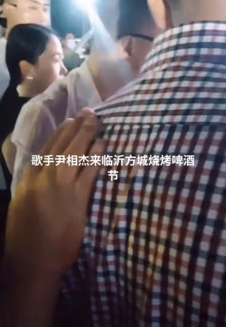 尹相傑夫婦頻現路邊大排檔商演!被曝出場費沒談攏,疑變臉不登台