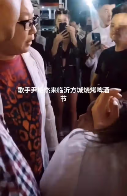 尹相傑夫婦頻現路邊大排檔商演!被曝出場費沒談攏,疑變臉不登台