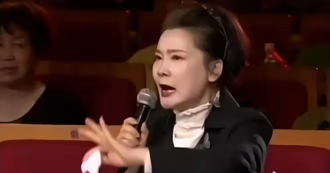 60歲何賽飛怒斥行業亂象，心疼月薪1500戲曲演員，真性情讓人動容