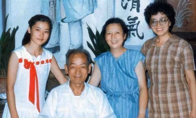 60歲何賽飛怒斥行業亂象，心疼月薪1500戲曲演員，真性情讓人動容