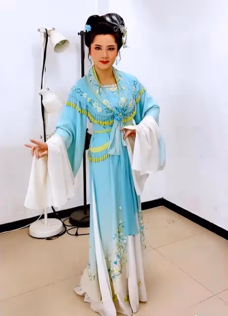 60歲何賽飛怒斥行業亂象,心疼月薪1500戲曲演員,真性情讓人動容