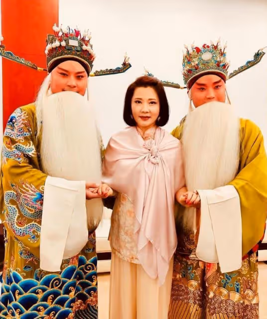 60歲何賽飛怒斥行業亂象,心疼月薪1500戲曲演員,真性情讓人動容
